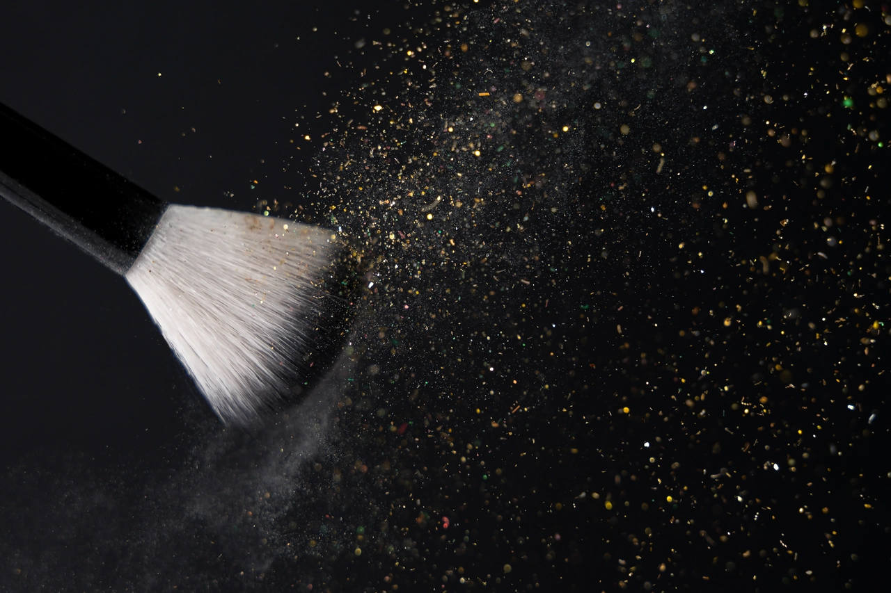 Polvere ovunque? L’ingrediente segreto da aggiungere all’acqua che la tiene lontana per giorni