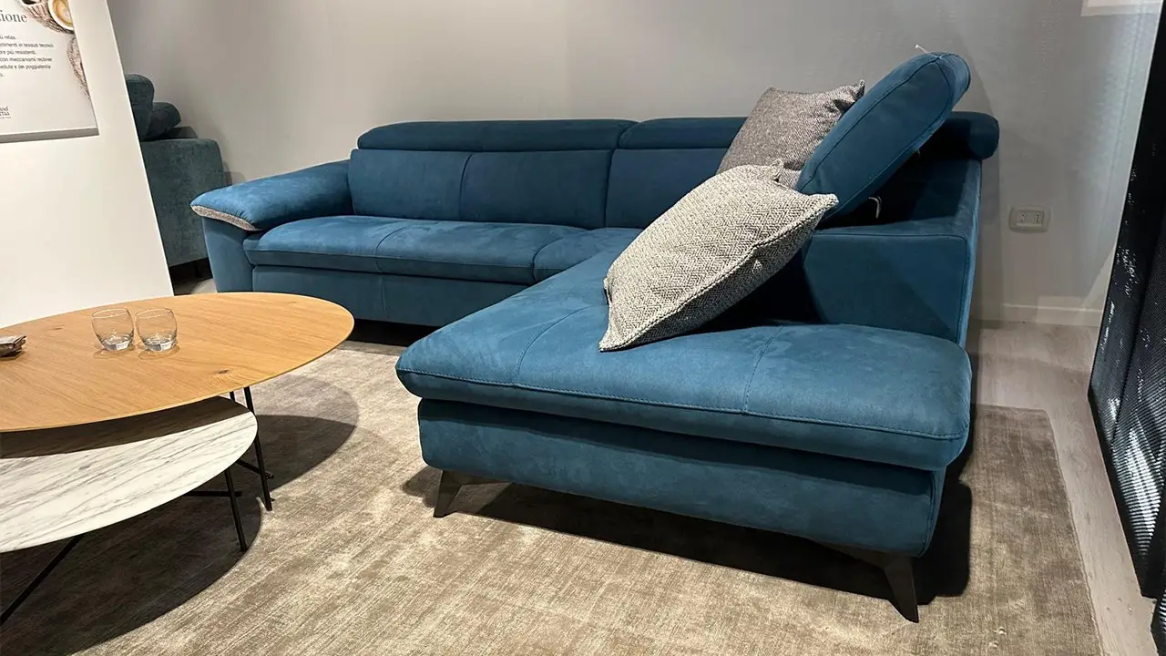 Il tuo divano in tessuto puzza? Il metodo a secco per eliminare ogni odore