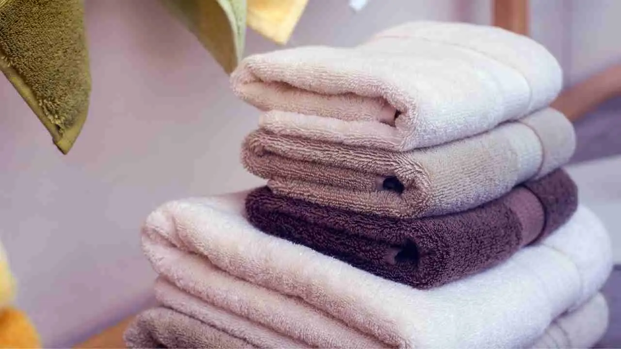 Ecco perché i tuoi asciugamani sono sempre ruvidi (e come farli tornare morbidissimi)