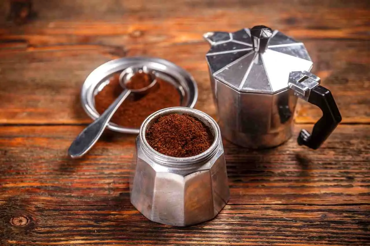 Non pulire mai la moka in questo modo: rovini il caffè e la intasi